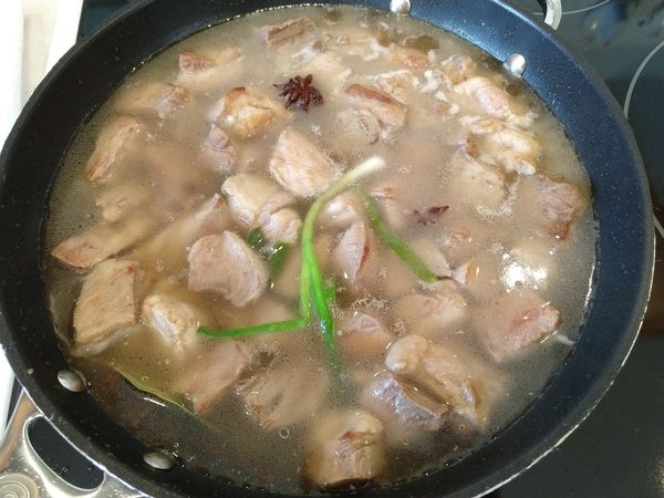 加入楓糖和米酒翻炒一下, 並加入室溫的水蓋過豬肉煮滾, 加蓋(留一個小縫)用最小火燉煮30分鐘.