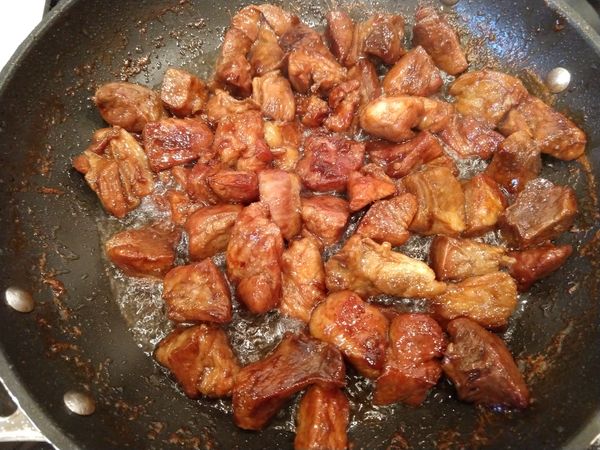 加入醬油和鹽, 用中大火開蓋煮20分鐘收汁(在剩最後10分鐘時, 挑掉所有的辛香料), 等醬汁變濃稠能包覆在豬肉外面即可出鍋, 裝盤後灑上蔥花即可享用.