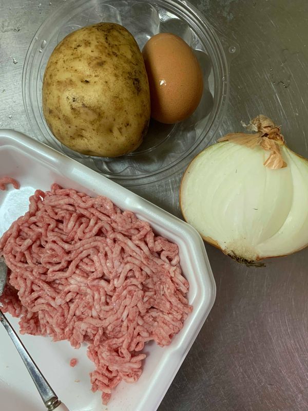 備料
洋蔥切丁，馬鈴薯水煮去皮，雞蛋請使用室溫雞蛋
