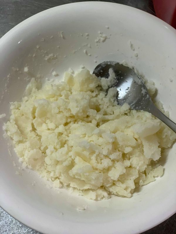 馬鈴薯煮熟後壓成泥狀放一邊放涼
