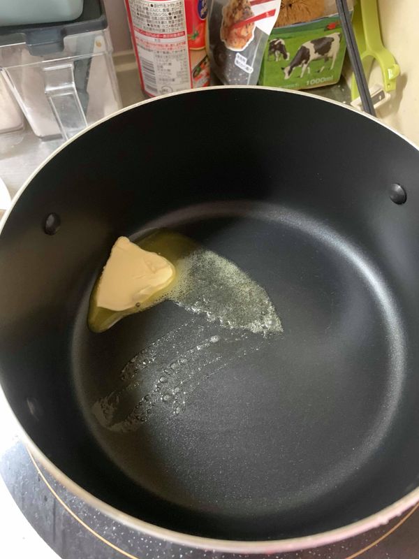 熱鍋中火
10g奶油下鍋融化