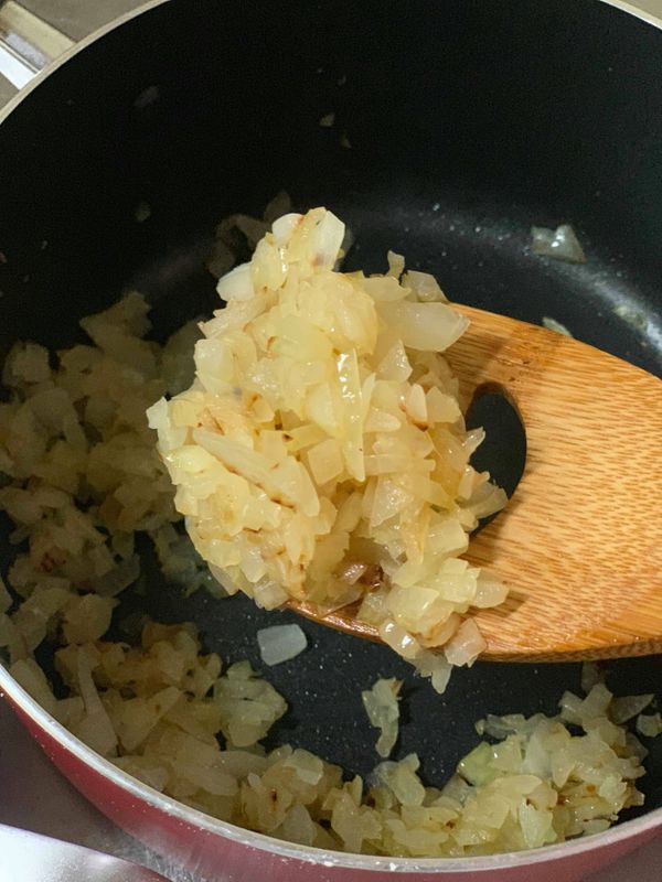 放入洋蔥丁拌炒至焦糖化深褐色狀關火放涼