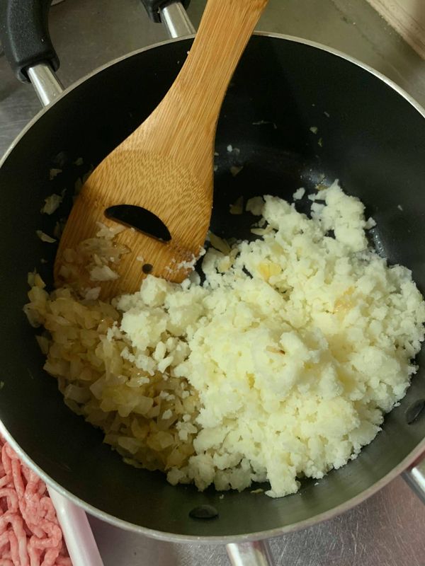 食材都冷卻後把馬鈴薯泥加入鍋中跟洋蔥丁均勻攪拌
(此時鍋裡有洋蔥+馬鈴薯泥)