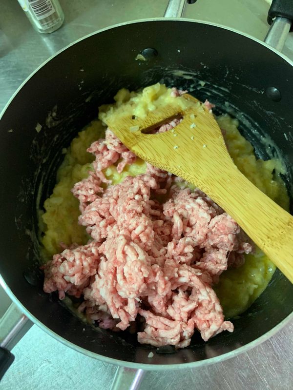加入絞肉
(此時鍋中有洋蔥+馬鈴薯泥+雞蛋+絞肉)
