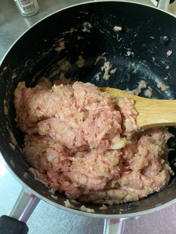 仔細攪拌均勻後開始捏漢堡排
因為有馬鈴薯泥的關係會比較黏手
倒點少許的油在手上再開始捏漢堡排比要好拍