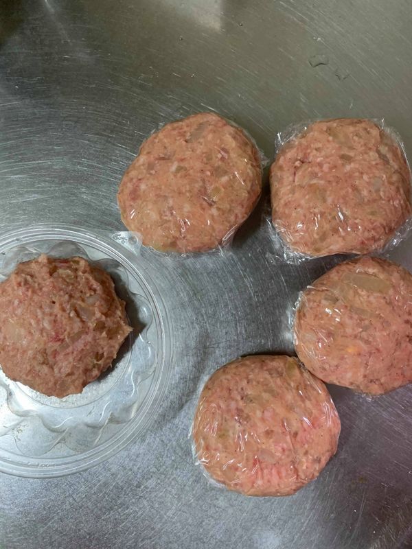 把裡面的空氣打出來，漢堡肉也會變緊密不容易散開
漢堡排全部拍好後，用保鮮膜一顆顆分開包緊放入冷凍庫冷藏
要吃之前的前一晚在拿到冷藏退冰