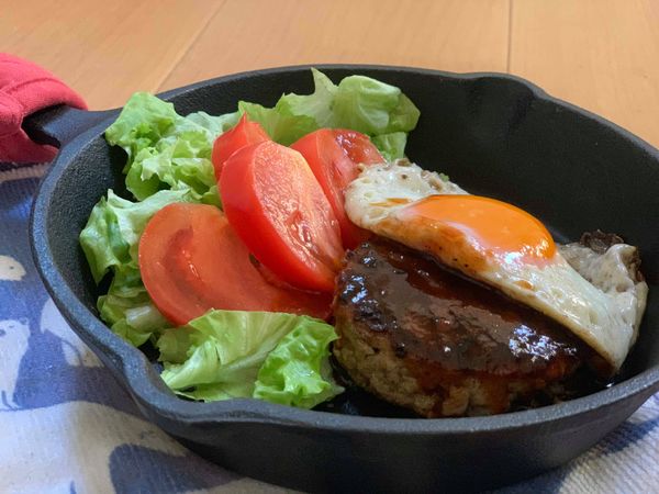 煎好漢堡排後，利用原本的鍋子放入
番茄醬1匙，醬油1匙，料理酒1匙，水1匙
開小火煮滾後收汁收到喜歡的濃稠度就可以淋在漢堡排上囉