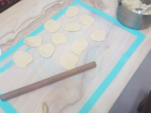 先將麵粉材料融合，再桿成一張張麵皮