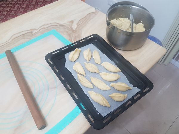 原本綠豆沙餡要包進麵皮成球狀，因為包不起來，所以改包成水餃