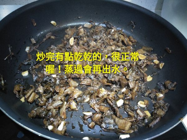 原鍋放入蒜末、梅干菜炒香後，加入米酒、醬油、糖、水，翻炒3分鐘。
