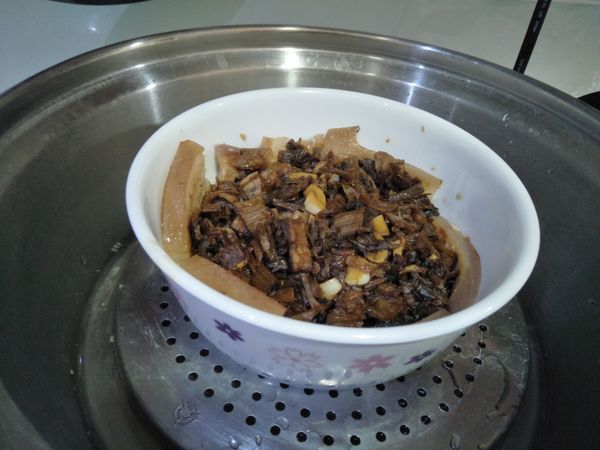 放入電鍋，外鍋加兩杯水，按下開關，等開關跳起後，燜半小時。