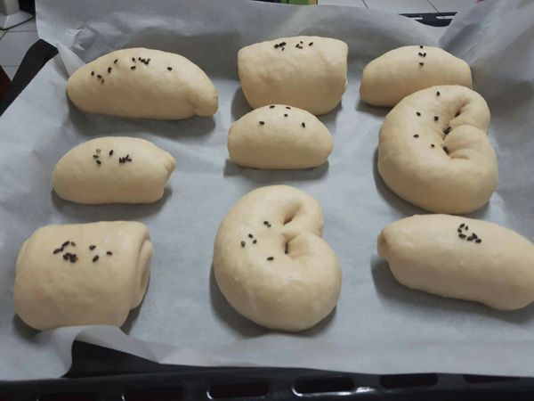 用想要的形狀
在發酵30分
用黑芝麻裝飾