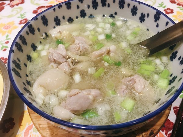準備一碗蔥，沖入滾沸後的雞湯，即可完成