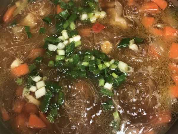 起油鍋，將蒜末，辣椒，蔥段放入爆香，放入洋蔥一起翻炒，炒至稍微半透明。將雞腿肉放入一起翻炒，炒至半熟。放入馬鈴薯，紅蘿蔔一起炒，炒至半熟，將醬油，二砂糖，鹽，白胡椒加入一起伴炒，加水將所有食材淹過，煮滾後，關小火悶煮約10分鐘，放入冬粉煮至透明，將蔥花撒上即可上桌囉!!