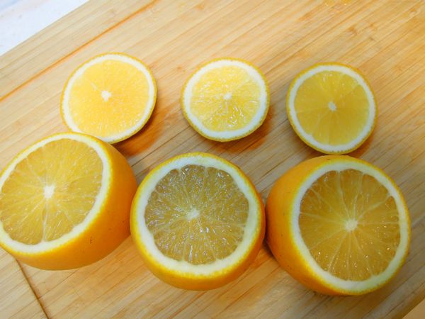 柳丁洗淨後擦乾。從頭部往下1公分處將頭切下。