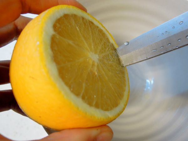 用小刀將果肉取出。小心刀子鋒利。