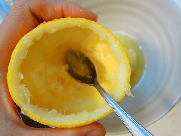 用小湯匙將果肉及汁挖乾淨。挖出來的柳丁不要浪費，過篩壓汁，可以喝的。