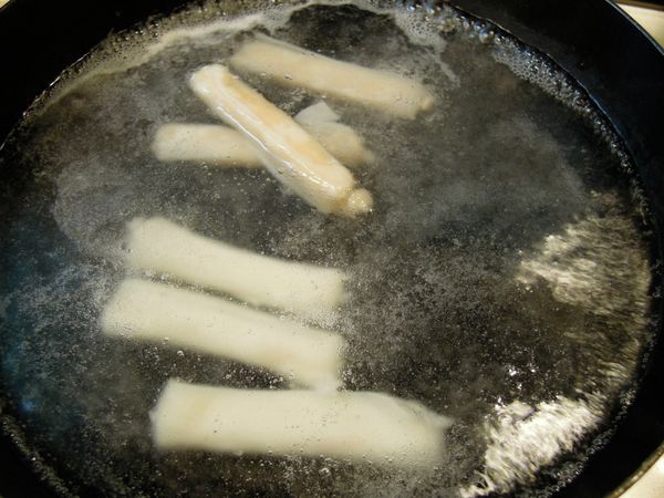 蝦餃及花枝餃用滾水燙熟。切丁，ㄧ條約可切成四小丁。