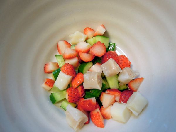 大碗中放入已經洗淨切塊的小黃瓜丁，草莓丁，蝦餃丁及花枝餃丁。