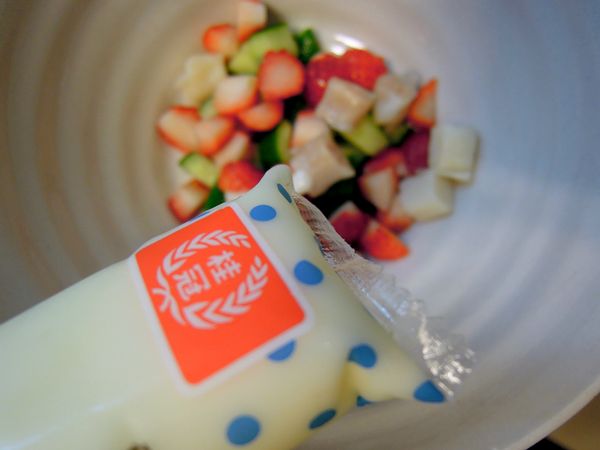 加上一些美乃滋，不用太多，讓所有食材均勻沾上即可。