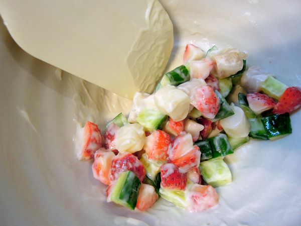 用刮刀拌ㄧ拌。