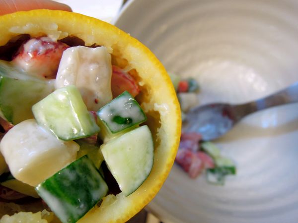 用小湯匙將餡料填入步驟3的空柳丁殼裡。