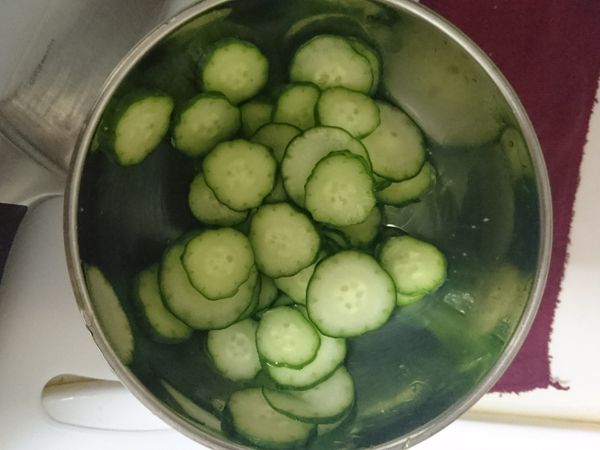 小黃瓜清洗後切薄片，放入鹽，抓一抓後靜置30分鐘