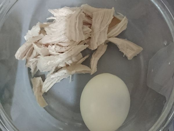 蒸熟雞胸肉，撕成雞絲
水煮蛋剝殼