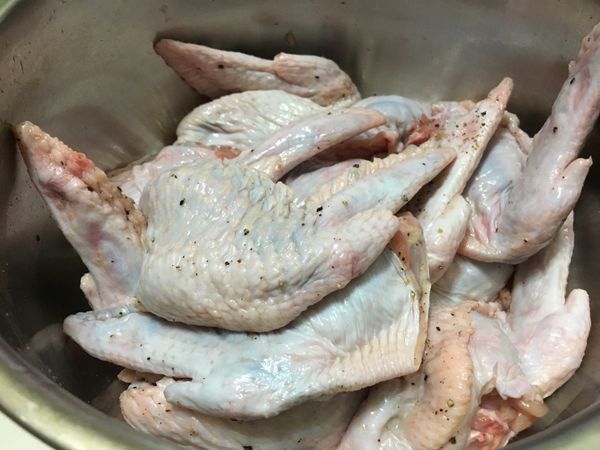 雞翅中間去骨留尾翼, 再用米酒塩和黑胡椒調味