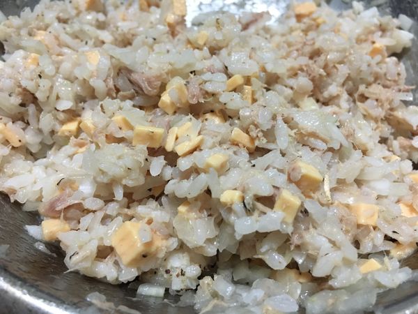 取白飯、鮪魚(搗碎)、起士片切小方塊(0.5x0.5) 混合