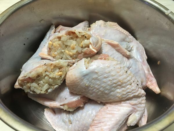 將內餡塞入雞翅裏面, 可用牙籤封住開口部份(不要塞太滿,不然烤熱時會爆出來)
表面塗上薄薄一層醬油和灑上黑胡椒粉