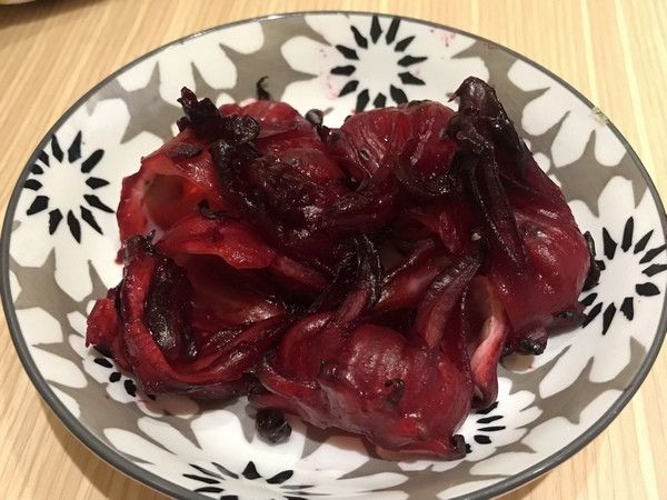 再來掏起落神花，放涼後，放入白砂糖，攪拌均勻，使糖溶解，即可裝罐或以保鮮盒放入冰箱冷藏 約1-2天即可食用。
