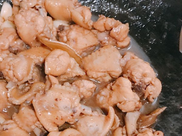 再來加一杯水
少許的醬油
（醬油不需要太多，主要是要讓他呈現金黃色，所以只需要放一點點醬油即可）
然後一匙～兩匙的鹽巴
然後一湯匙的冰糖也一起加入鍋內
然後蓋上鍋蓋悶煮月10分鐘