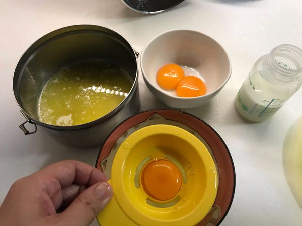 奶油融化備用、雞蛋去蛋黃留蛋白備用