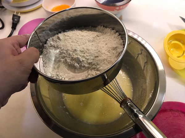 麵粉邊過篩邊攪拌（也可以先過篩後分批加入）