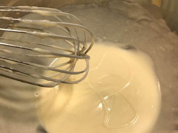 攪拌到麵糊滴下不會很快下沉