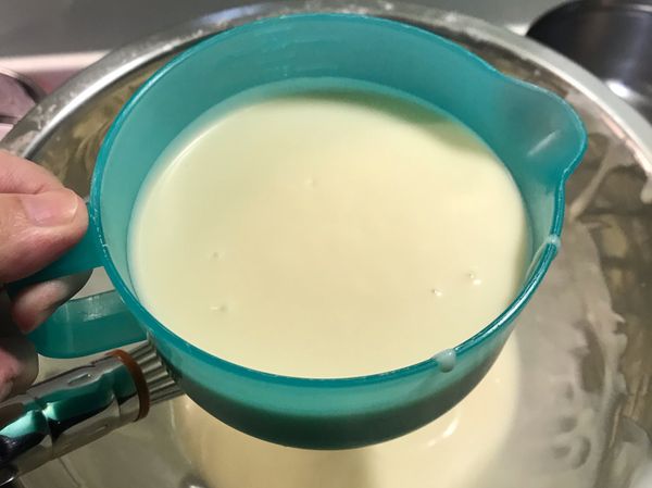 倒入量杯或方便使用的容器（用湯匙也可以），喜歡芝麻的人可以這時加入，真的很香