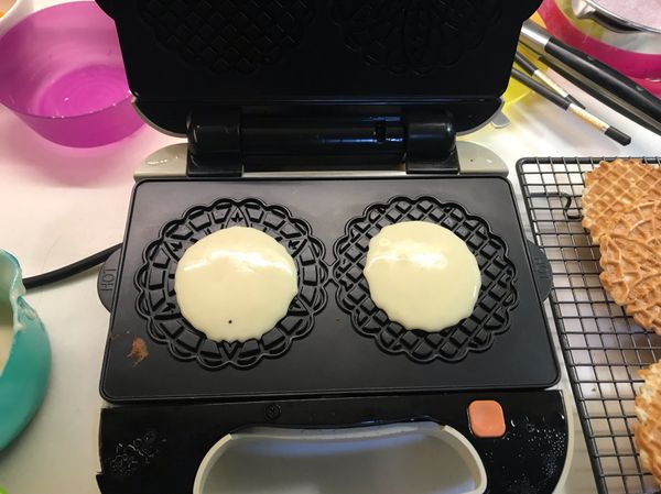 選好妳要使用的模具，加熱完成後，倒入適量的麵糊