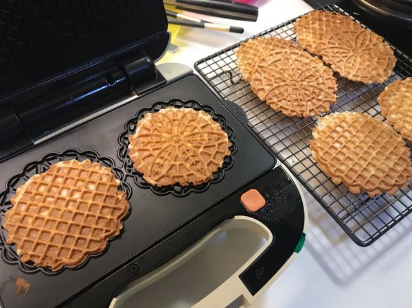 烤約2分鐘，變色即可，放在網架上放涼定型（也可以捲成甜筒的形狀裝冰淇淋）