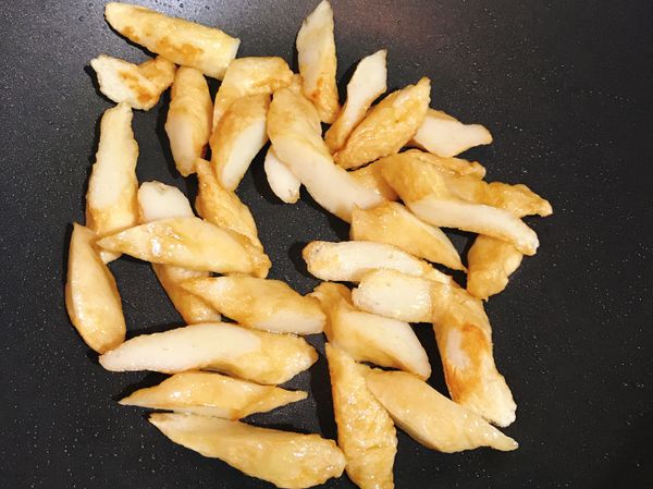 起油鍋放少許油，將甜不辣放入鍋中煎至微焦香