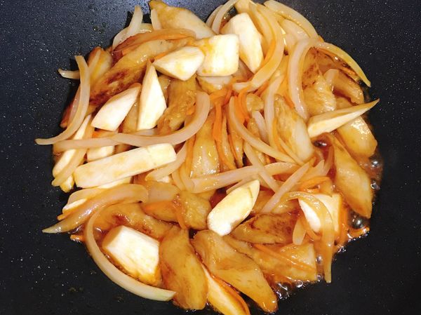 接著將調好的糖醋醬汁拌勻後倒入鍋中拌勻