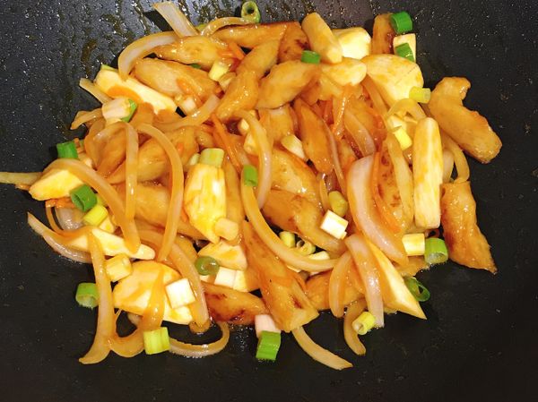 讓食材均勻裹上醬汁，最後撒上蔥花就完成了✅