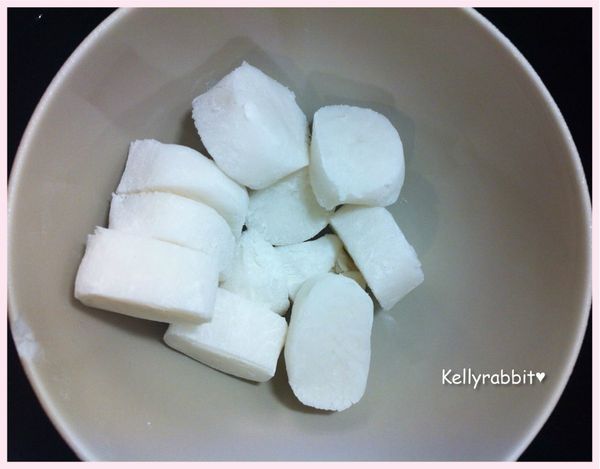 將90度熱水倒入澄粉中，迅速將澄粉與水攪拌，再加入太白粉揉搓均勻，將麵團加入沙拉油，揉成長條狀後，切成每個約13克(加入熱水的澄粉麵糰有點燙，可先用木匙攪拌一下後再用手揉)