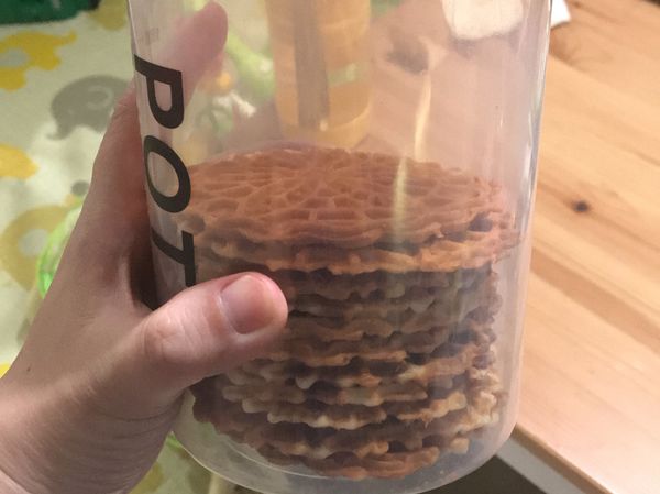 涼了之後就可以放入保鮮盒裡，可保持酥脆口感