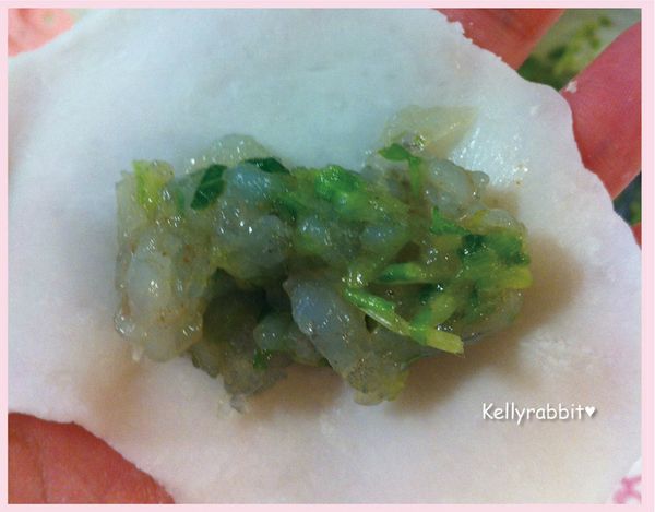 用桿麵棍快速將小麵糰擀成圓形，包入餡料後捏成餃子狀