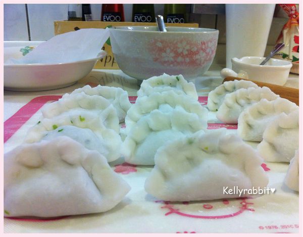 盤子鋪上烘焙紙，放上做好的蝦餃(每個蝦餃要保持一定的間距，剛蒸熟的蝦餃表皮具有黏性)，隔水加熱約10分鐘