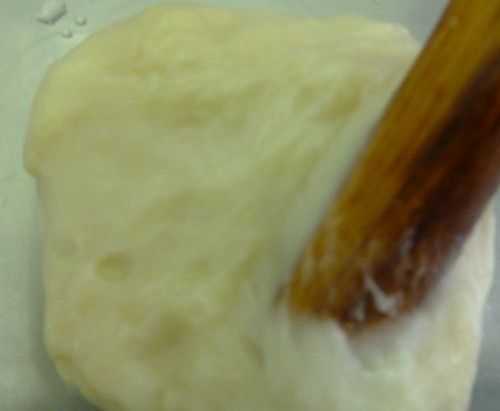 放入微波爐大約4分鐘,取出用桿麵棍(沾油)搗Q