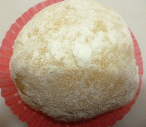 包入草莓慕斯和一顆草莓,裹上熟玉米粉