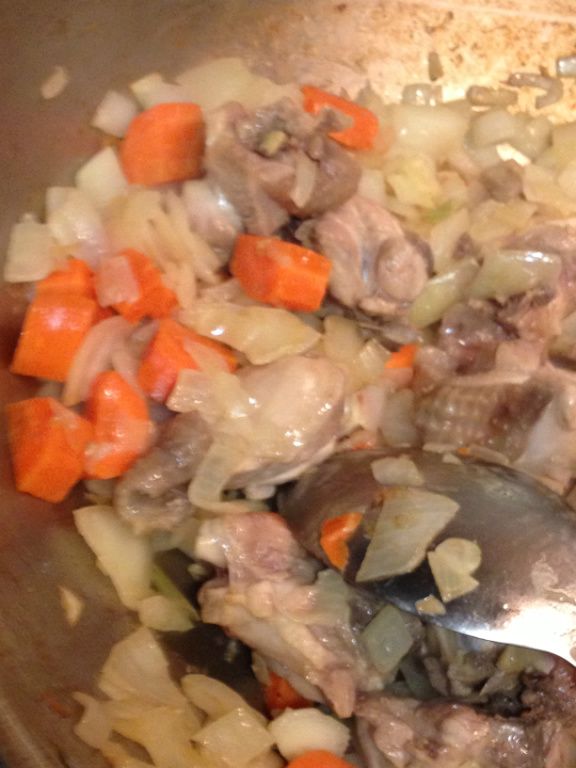 加入紅蘿蔔 馬鈴薯 與雞腿 一起半炒