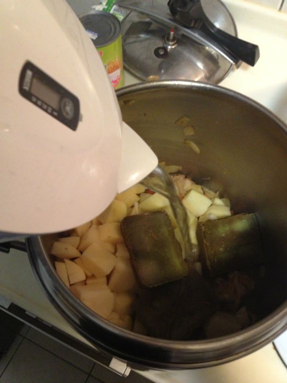 準備快鍋 加入綠咖哩塊 水不要淹過材料